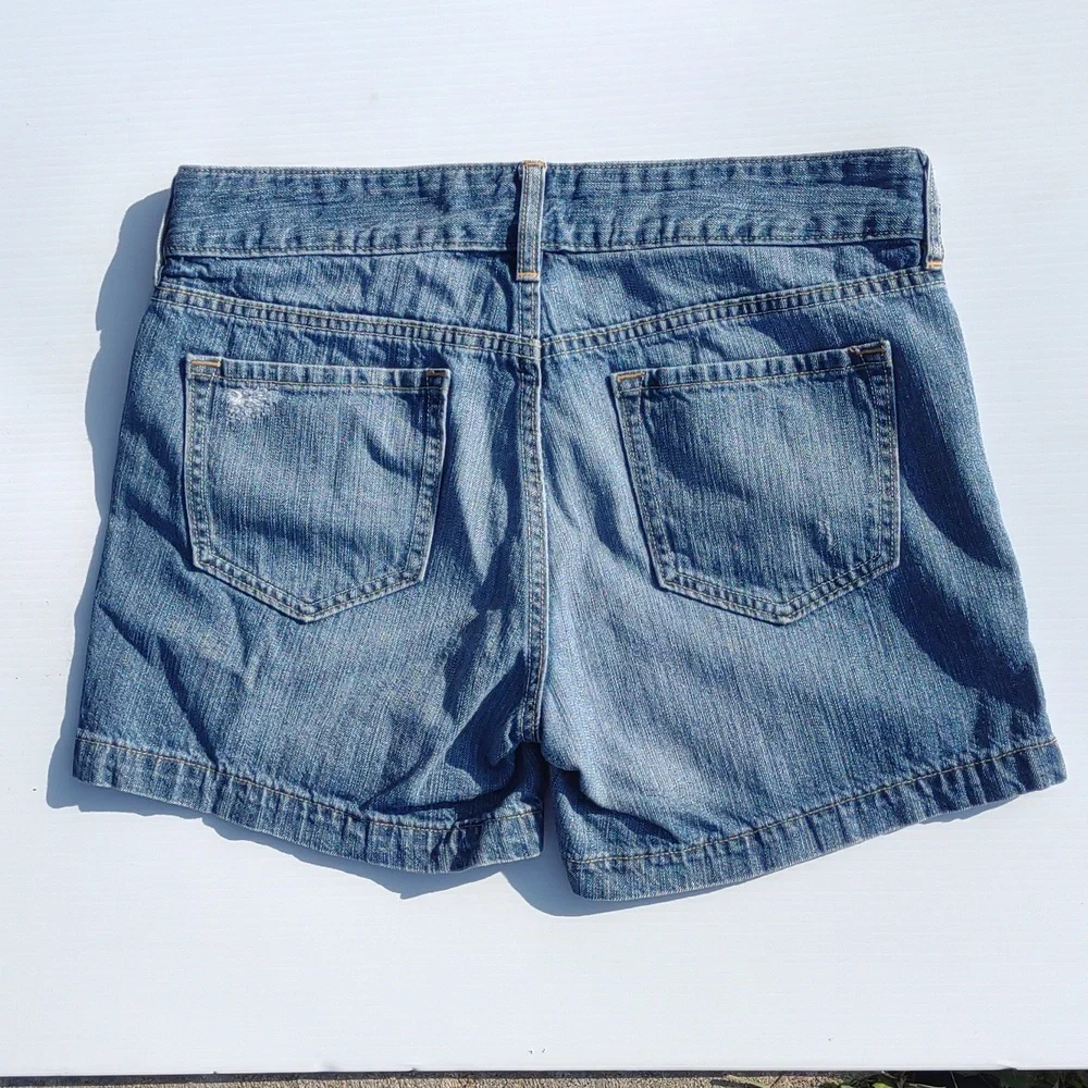 🌜OLD NAVY Mid-Rise Distressed Shorts in Medium Dark Wash - Picture 9 of 16